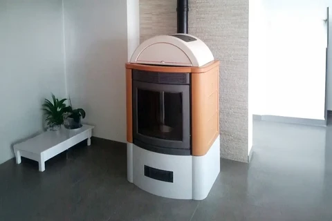 Intérieur moderne avec poêle à bois contemporain installé dans salon minimaliste