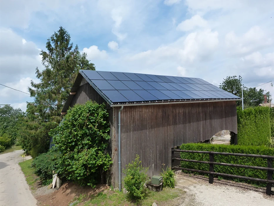 Scène extérieure rurale avec bâtiment agricole équipé de panneaux solaires photovoltaïques sur toiture
