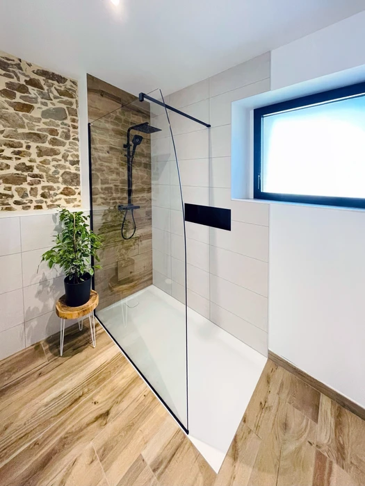 Salle de bain moderne avec douche à l'italienne ouverte, paroi vitrée fixe et receveur blanc encastré