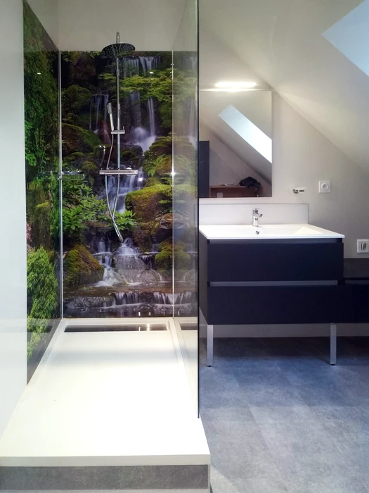 Salle de bain moderne sous combles avec douche à l'italienne équipée d'une colonne de douche thermostatique chromée et douchette à main