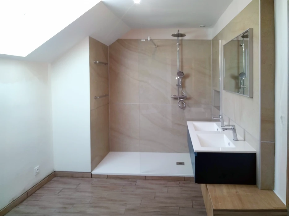 Salle de bain moderne avec douche à l'italienne, receveur blanc encastré, parois vitrées transparentes