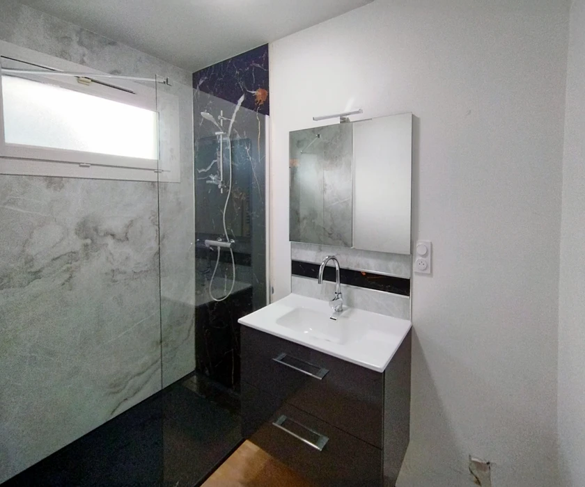 Salle de bain moderne avec douche à l'italienne et meuble vasque