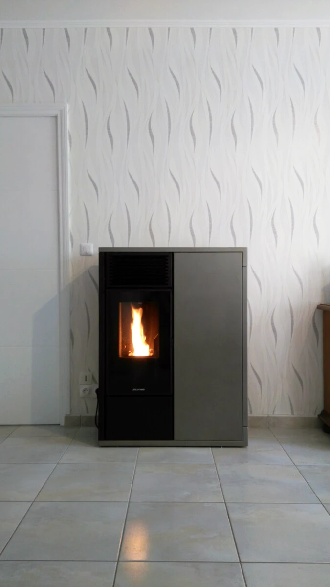 Intérieur moderne avec poêle à granulés en fonctionnement, flammes visibles dans le foyer