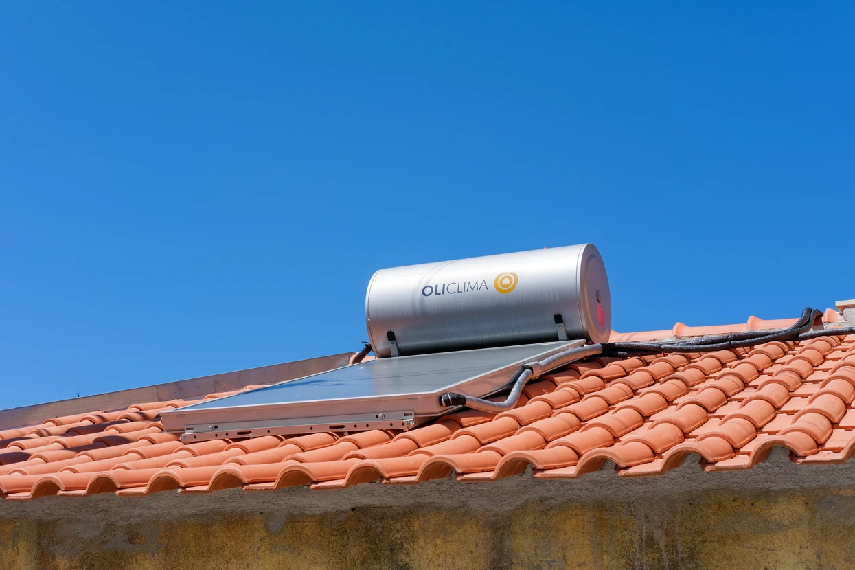 r&eacute;servoir d'eau chaude solaire au coucher du soleil