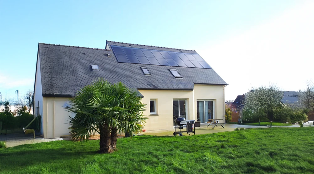 Chauffe-eau solaire thermique installé sur toiture de tuiles en terre cuite