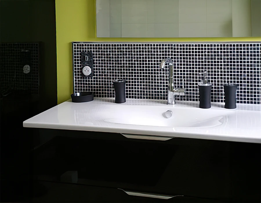 Bâtiment commercial moderne à structure métallique avec toiture équipée de panneaux solaires photovoltaïques, portes de garage sectionnelles blanches et bureau vitré latéral