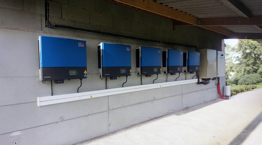 Scène extérieure rurale avec bâtiment agricole équipé de panneaux solaires photovoltaïques sur toiture