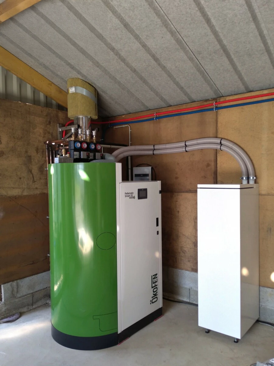 Bâtiment agricole moderne en construction avec toiture entièrement recouverte de panneaux photovoltaïques