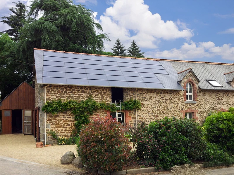 Une maison en terrasse avec une centrale solaire sur un balcon pour générer de l'énergie électrique verte pour la maison