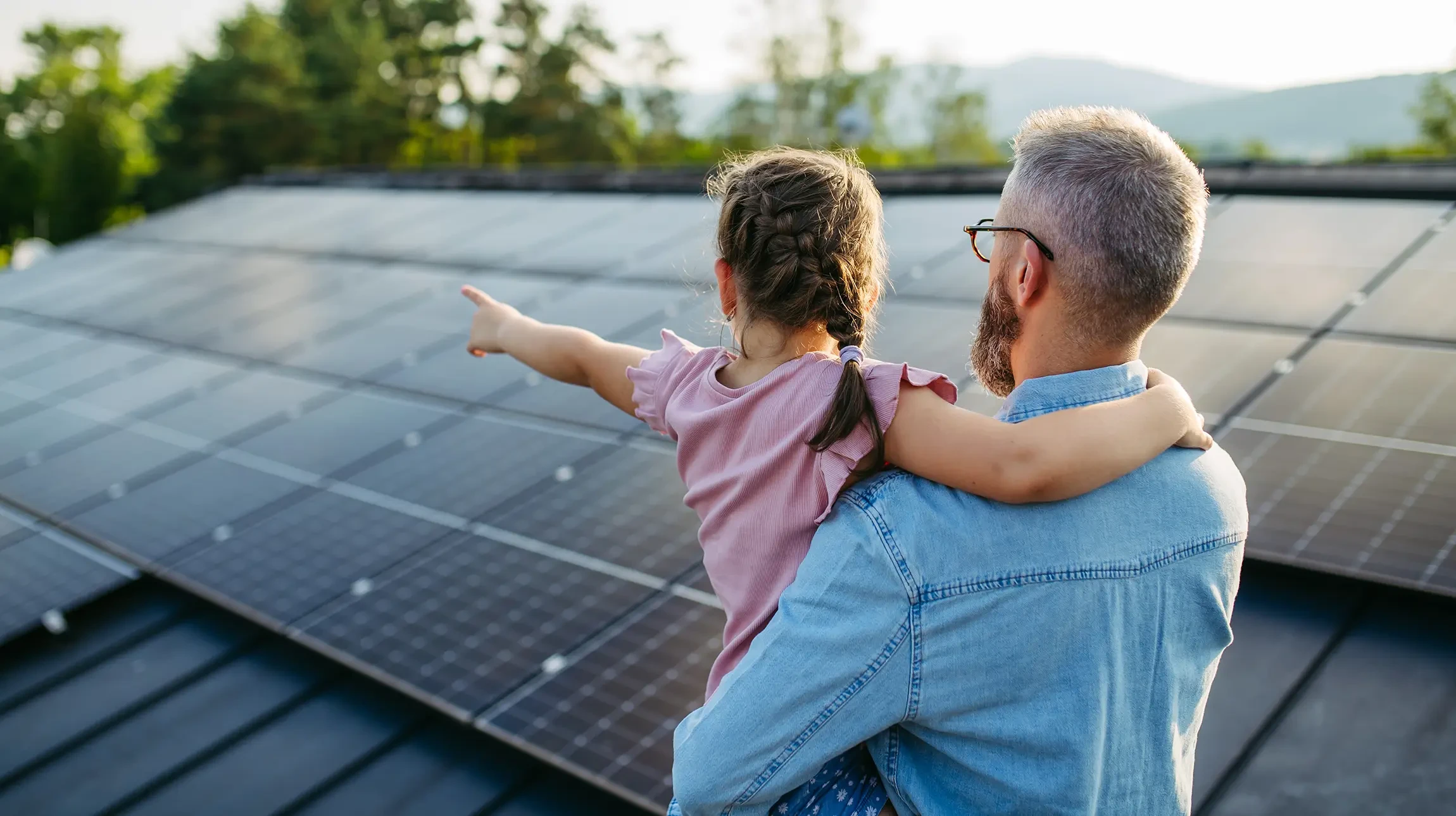 Maison résidentielle avec toiture en tuiles terre cuite équipée de panneaux solaires photovoltaïques et chauffe-eau solaire