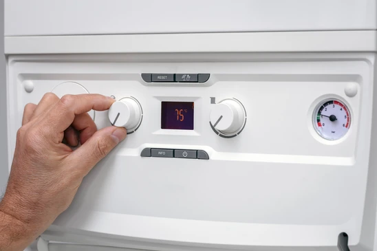 Une personne nettoie la vitre d'un foyer de chemin&eacute;e avec un chiffon blanc dans un int&eacute;rieur r&eacute;sidentiel