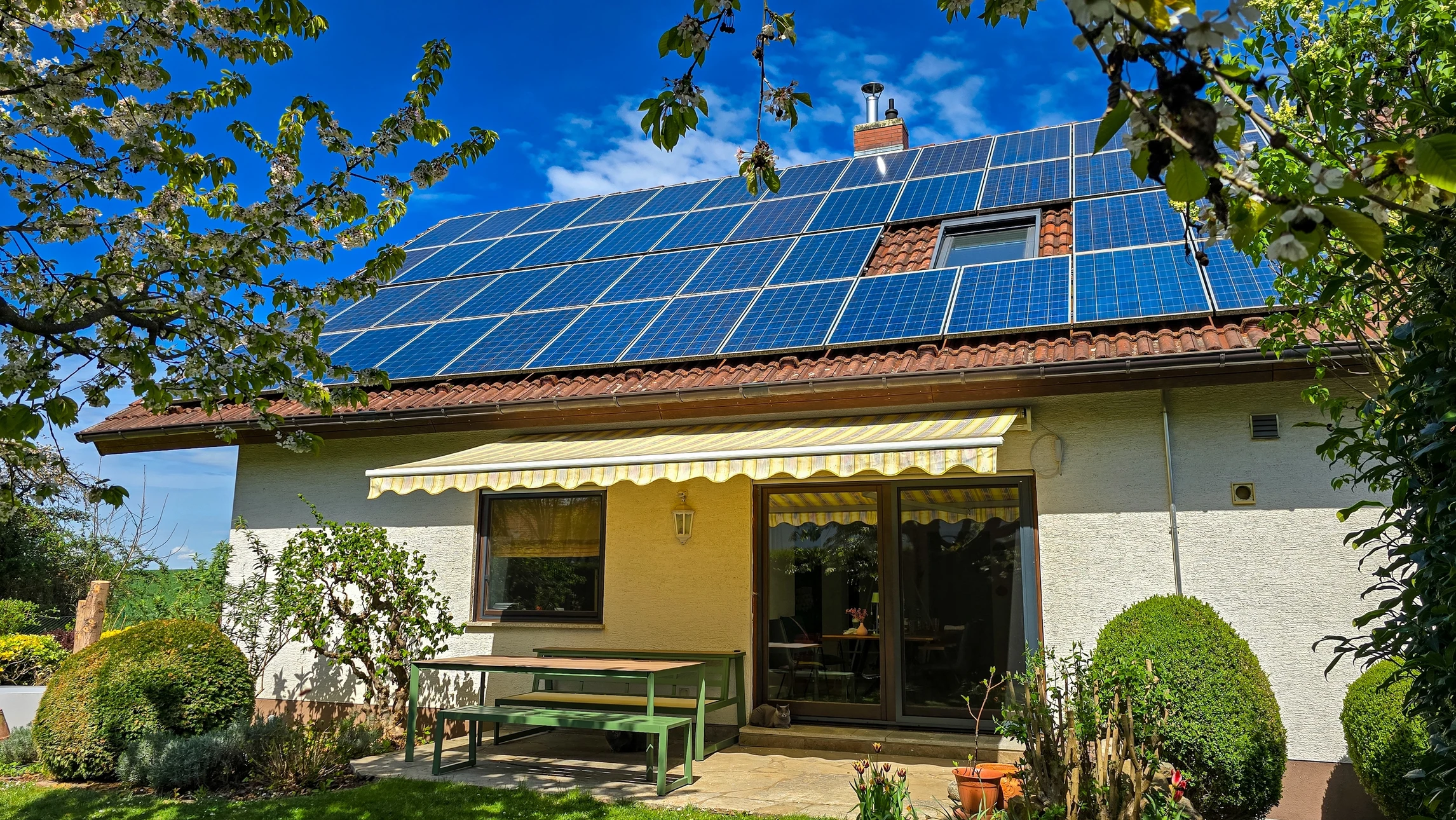 Les ingénieurs examinent abonnements d'architectes pour se préparer à installer des panneaux solaires et des éoliennes sur le bâtiment afin de produire efficacement de l'électricité en utilisant le concept d'énergie verte à partir de cellules solaires
