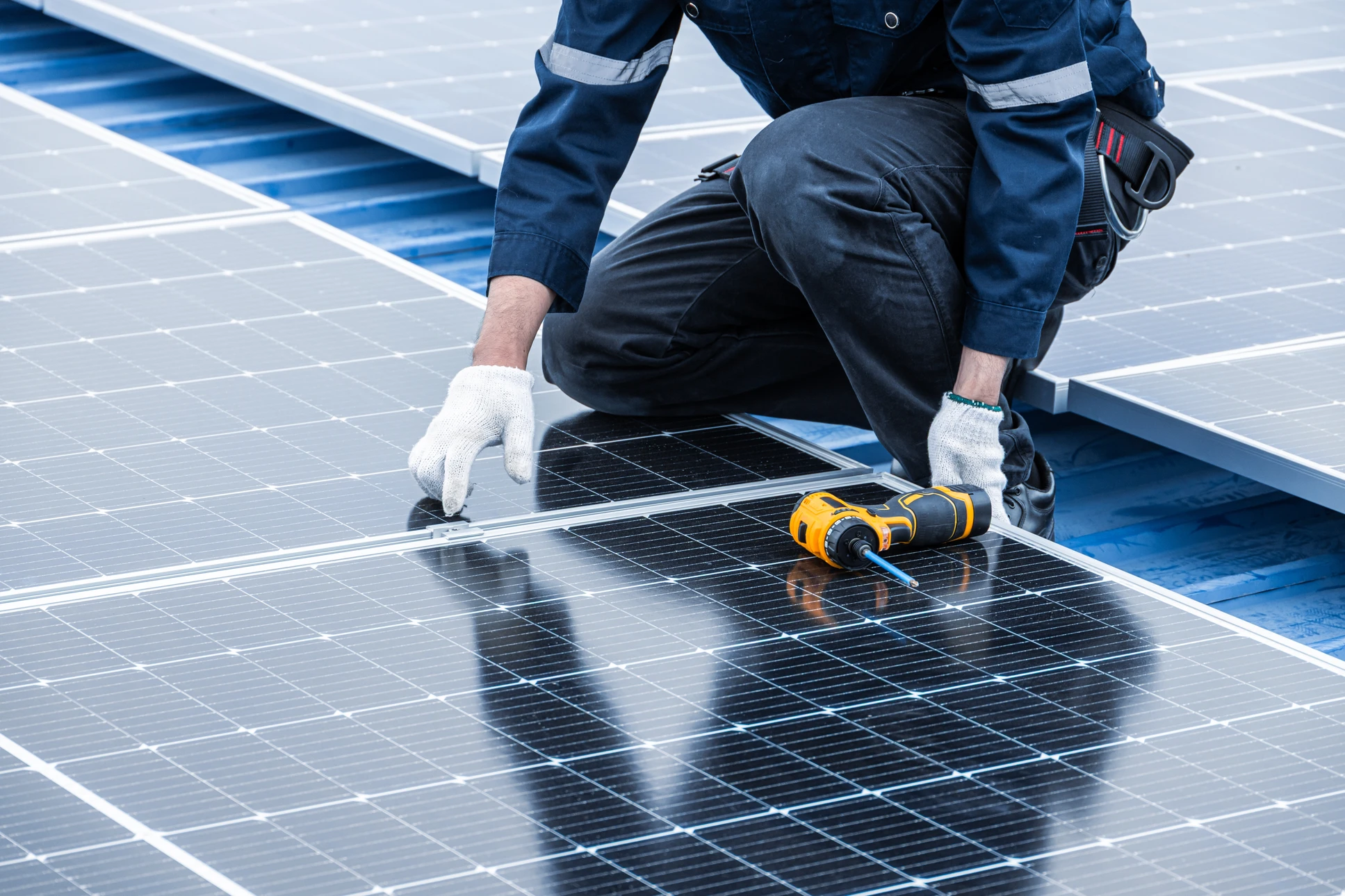 Maison &eacute;cologique moderne en bois avec panneaux solaires photovolta&iuml;ques sur toiture inclin&eacute;e, situ&eacute;e dans paysage rural verdoyant